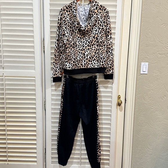 PINK Victoria's Secret Leopard Print Hoodie & Sweatpants. Size L - Picture 2 of 6